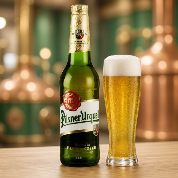 Pilsner Urquell servida en su copa