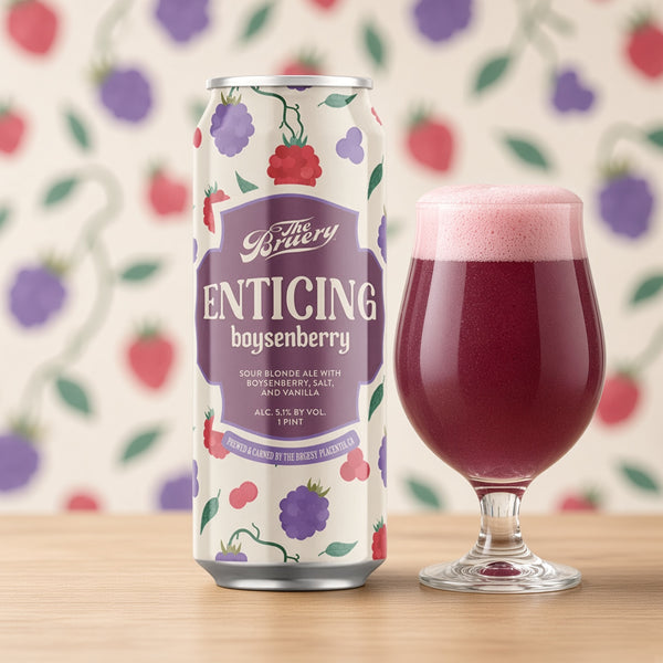 The Bruery Enticing Boysenberry servida en su copa