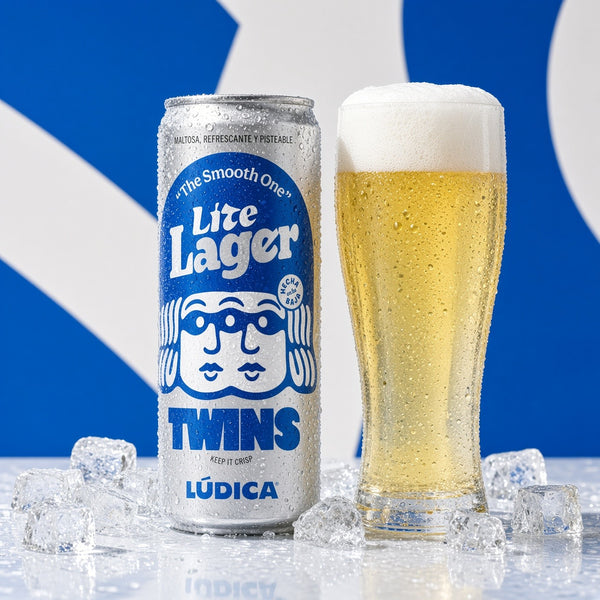 Lúdica Twins Lite Lager servida en su vaso