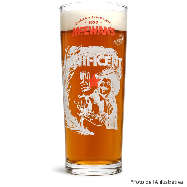 Pinta McEwan's Magnificent servido con cerveza