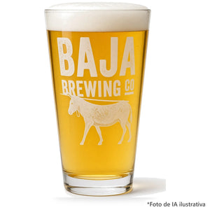 Vaso Baja Brewing servido con cerveza